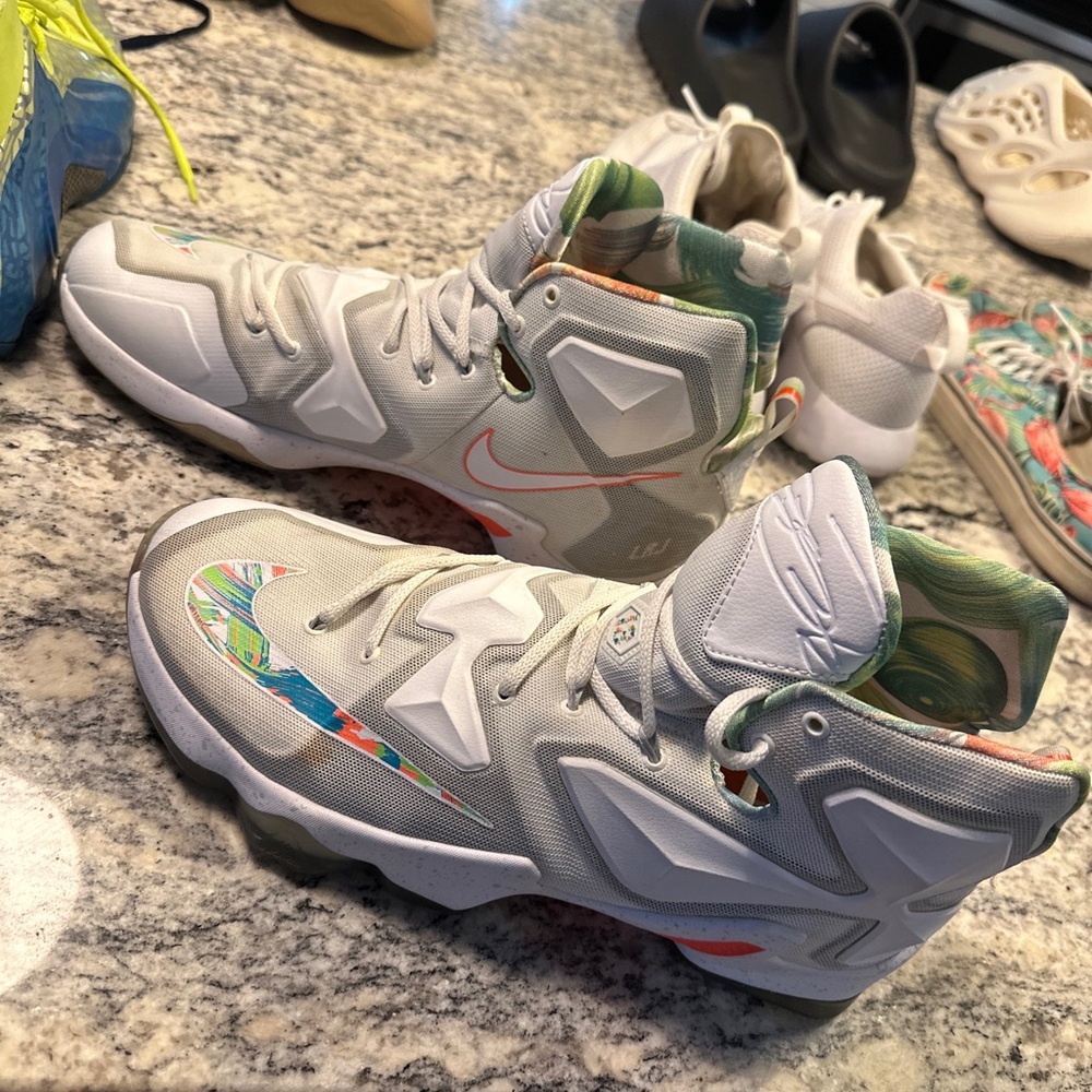 Size 13.5 Lebron 13 Easter - Picture 2 of 5